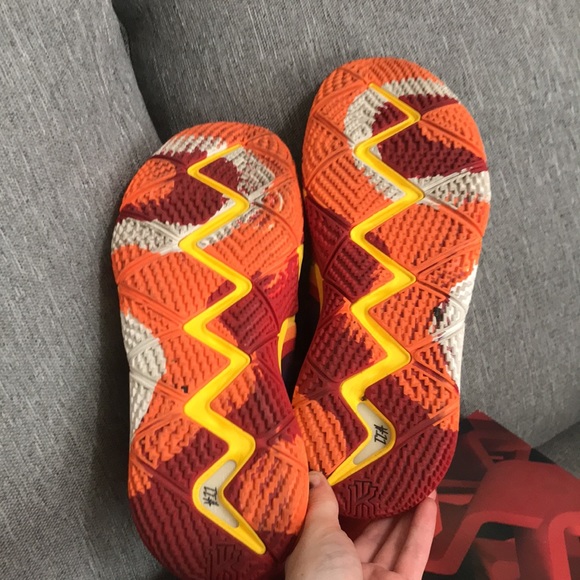Nike Kyrie 4 Decades Pack 70s Basketball Shoe - Picture 9 of 12